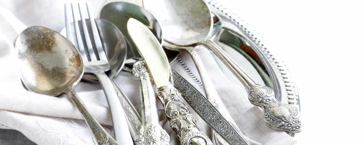 5 Dinge, die in jedem Haushalt zu finden sind, um Silberschmuck zu reinigen